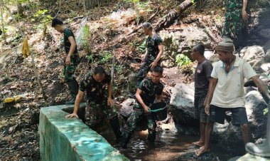 Optimalkan Sirkulasi Air di Desa Manamas: Kolaborasi Pos Manamas Satgas Yonkav 6/Naga Karimata dalam Membersihkan Bak Penampungan Air untuk Kesejahteraan Masyarakat