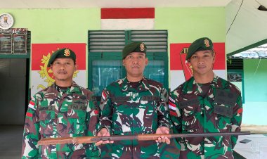 Warga di Perbatasan Sanggau Serahkan Senjata kepada Satgas Pamtas RI-Malaysia Yonarmed 10 Kostrad