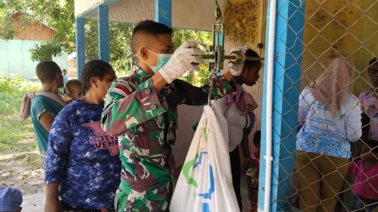 Kolaborasi Efektif: Satgas Yonif 125/SI'MBISA dan Puskesmas Gelar Posyandu untuk Kesehatan Anak-Anak di Distrik Passue Bawah, Mappi