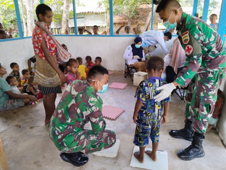 Kolaborasi Efektif: Satgas Yonif 125/SI'MBISA dan Puskesmas Gelar Posyandu untuk Kesehatan Anak-Anak di Distrik Passue Bawah, Mappi