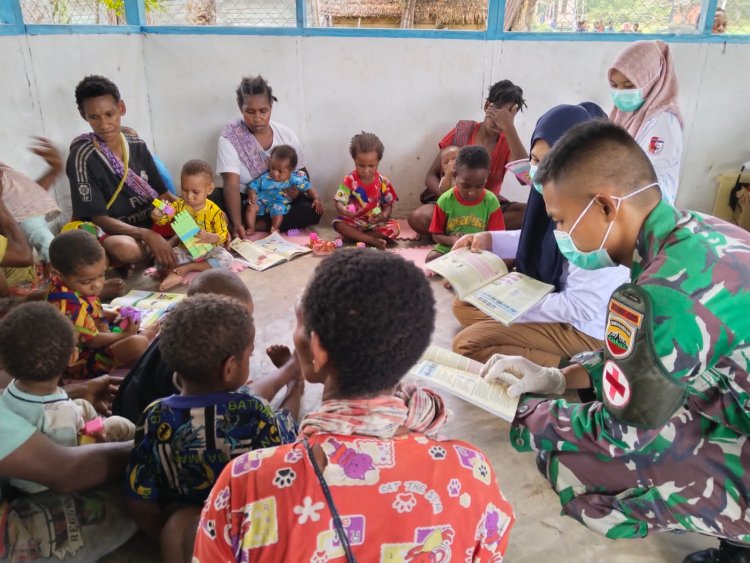 Kolaborasi Efektif: Satgas Yonif 125/SI'MBISA dan Puskesmas Gelar Posyandu untuk Kesehatan Anak-Anak di Distrik Passue Bawah, Mappi