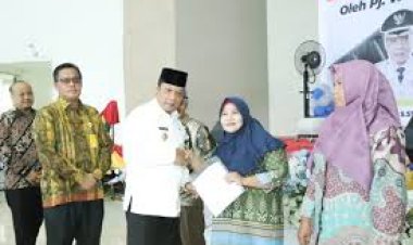 Penyerahan Sertifikat Bidang Tanah Pekanbaru oleh Pj Wali Kota: Program PTSL