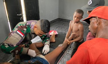 Satgas Yonif 122/TS Tanggap Bantu Obati Warga yang Terluka