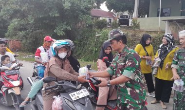 Koramil 09/Langgam Dan Persit Ranting 10 Ramadhan Berbagi Takjil