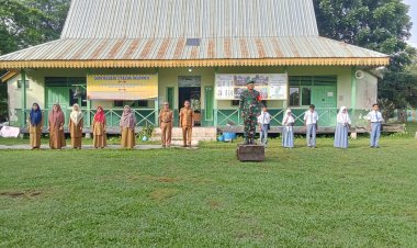 Koramil 15 Kuala Kampar Sebagai Komandan Apel Upacara SMA Negeri 1 Berjalan Dengan Irup