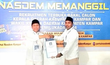 Kader Partai Nasdem Rusdinur SH MH Pendaftar Pertama Maju Di Pemilukada  Kampar 2024 Di Kantor Nasdem