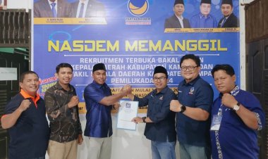 Rusdinur SH MH Mengembalikan Formulir Pendaftaran Bakal Calon Bupati Kampar Di Sekretariat Partai Nasdem