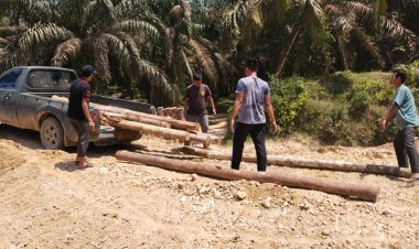 Anggota Satgas TMMD Ke 121 Lakukan Pengupasan Badan Jalan dan Pemasangan Cerocok Box Culvert Sasaran 1