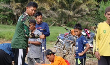 Tradisi Buka Sungai Larangan : Tim Satgas TMMD Ke 121 Kodim 0313/ KPR Bersama Warga Menangkap Ikan
