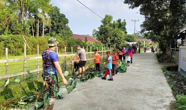 Harmoni Gotong Royong Tim Satgas TMMD Ke 121 Kodim 0313/KPR Bersama Masyarakat Bersatu Bersihkan Lingkungan