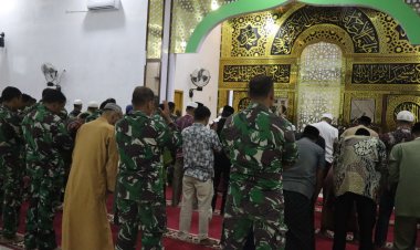 Di Jamu Warga Tanjung Belit Selatan, Satgas TMMD Ke 121 Kodim 0313/KPR Shalat Dan Makan Malam Bersama