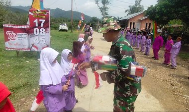 Tanamkan Dan Cinta Tanah Air, Satgas TMMD Ke 121 Kodim 0313/KPR Berikan Bendera Dan Snack