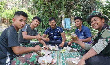 Satgas TMMD Ke 121 Kodim 0313/KPR Momen Kebersamaan Makan Siang