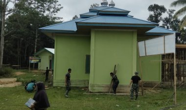 Hampir Rampung, Satgas TMMD Kodim 0313/KPR Kebut Pengecatan Mushola Al-Hidayah