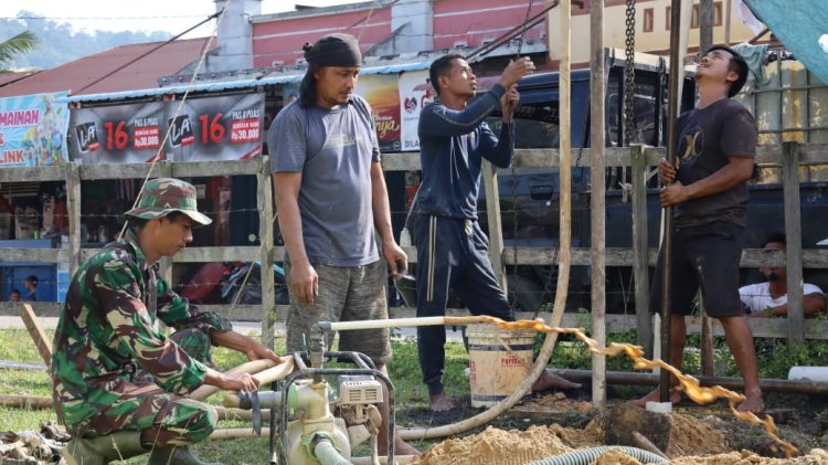 Penuhi Kebutuhan Air Bersih, Satgas TMMD Ke 121 Kodim 0313/KPR, Bangun Sumur Bor Di Desa Gema