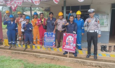 Polisi Lalulintas Polres Pelalawan Sambngi Karyawan PT PHR Menyampaikan Pesan Pilkada Damai Tahun 2024