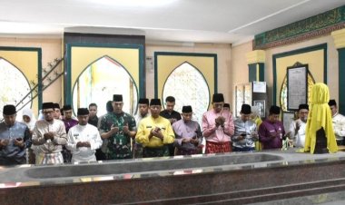 Wakil Ketua DPRD Kota Pekanbaru Ginda Burnama Hadiri Ziarah Makam Marhum Pekan