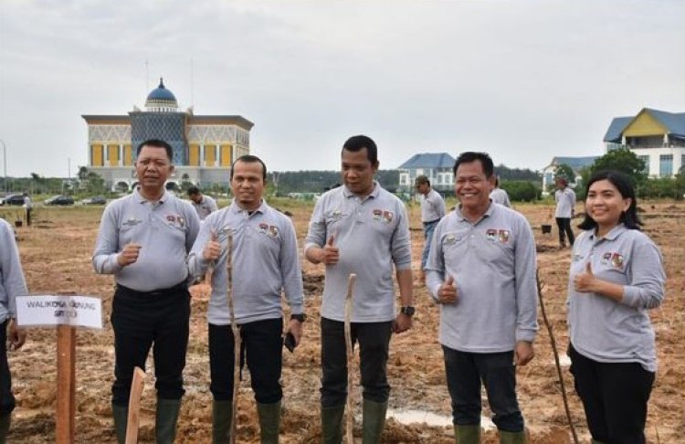 Ketua DPRD Pekanbaru Berpartisipasi dalam Penanaman Bibit Pohon di Raker Komwil I Apeksi 2024