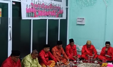 Tetap Bekerja, Dirut Perumda Tuah Sekata Bersama Pegawai Doa Bersama