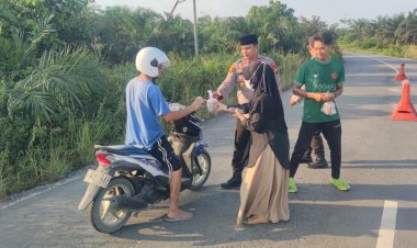 Wujud Kepedulian Polri untuk Masyarakat, Kapolsek Sei Mandau Berbagi Takjil Ramadan 1446 H