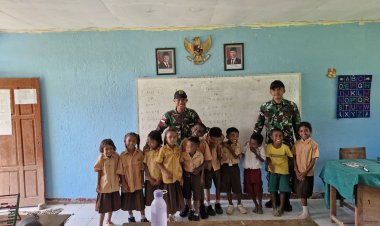 Satgas Pamtas RI-RDTL Yonarhanud 15/DBY Bantu Mengajar di SD GMIT Oepoli