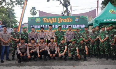Sinergitas TNI-POLRI, Kodim 0313/KPR Dan Polres Kampar Bagi Takjil Gratis Kepada Masyarakat