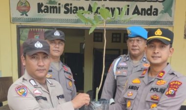 Bibit Pohon : Kapolres Siak Beri Kado Unik kepada Personel Ulang Tahun