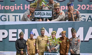 Bersama Warga Inhu, Kapolda Riau Gaungkan Gerakan Cinta Lingkungan Lewat Aksi Tanam Pohon