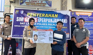 Kado Hut Bhayangkara Ke 79, Kasat Lantas Serahkan Perpanjangan SIM Gratis Kelahiran 1 Juli