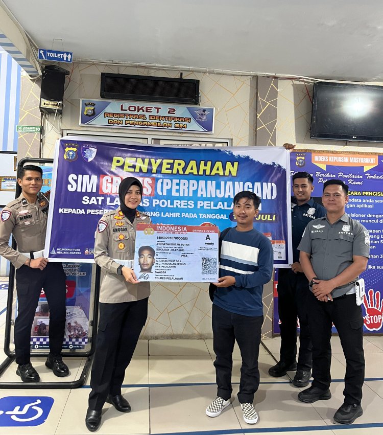 Kado Hut Bhayangkara Ke 79, Kasat Lantas Serahkan Perpanjangan SIM Gratis Kelahiran 1 Juli