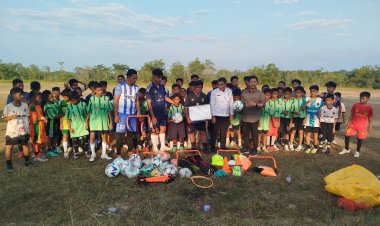 EMP Bentu Limited Fasilitasi Peralatan Latihan untuk Sekolah Sepak Bola Langgam