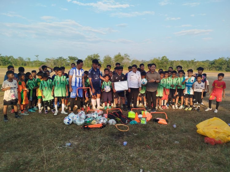 EMP Bentu Limited Fasilitasi Peralatan Latihan untuk Sekolah Sepak Bola Langgam