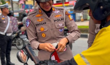 Gerakan Satlantas Polres Pelalawan Menyapa Ciptakan Cinta Nasionalisme Bagikan Bendera Merah Putih