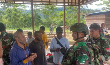Cinta TNI untuk Rakyat: Pos Selal Yonif 751/VJS Bagikan Baju kepada Warga Kalomdol
