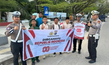 Polantas Menyapa, Dalam Rangka Memperingati HUT RI Ke 80 Personil Satlantas Bagikan Bendera Merah Putih