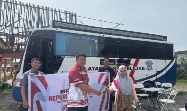 Gerakan Polantas Menyapa HUT RI Ke 80, Personil Satlantas Polres Pelalawan Bagikan Bendera Merah Putih Ke Peserta Uji Sim
