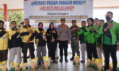 Operasi Pangan Murah, Kapolsek Pangkalan Kerinci Bagikan Sembako Ke  Driver Ojol