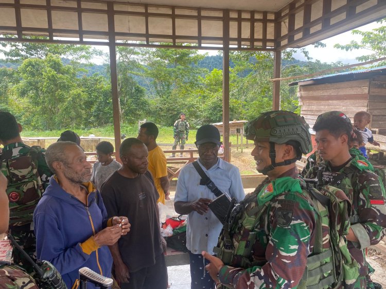 Cinta TNI untuk Rakyat: Pos Selal Yonif 751/VJS Bagikan Baju kepada Warga Kalomdol