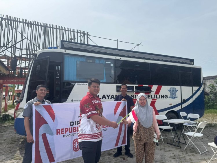 Gerakan Polantas Menyapa HUT RI Ke 80, Personil Satlantas Polres Pelalawan Bagikan Bendera Merah Putih Ke Peserta Uji Sim