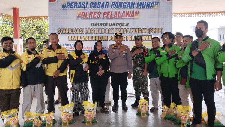 Operasi Pangan Murah, Kapolsek Pangkalan Kerinci Bagikan Sembako Ke  Driver Ojol