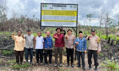 Polres Pelalawan Pasang Plang Peringatan Karhutla Di Desa Gondai Kecamatan Langgam