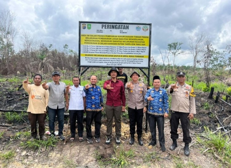Polres Pelalawan Pasang Plang Peringatan Karhutla Di Desa Gondai Kecamatan Langgam