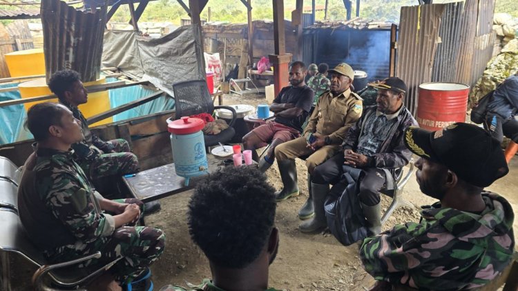 Kepala Distrik Oksop Bersilaturahmi ke Pos: Kemanunggalan TNI–Rakyat Kian Erat