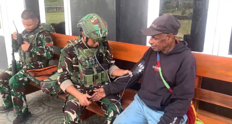 Menembus Medan Berat Demi Warga Perbatasan, Pos Serambakon Satgas Yonif 751/VJS Gelar Anjangsana Layanan Kesehatan