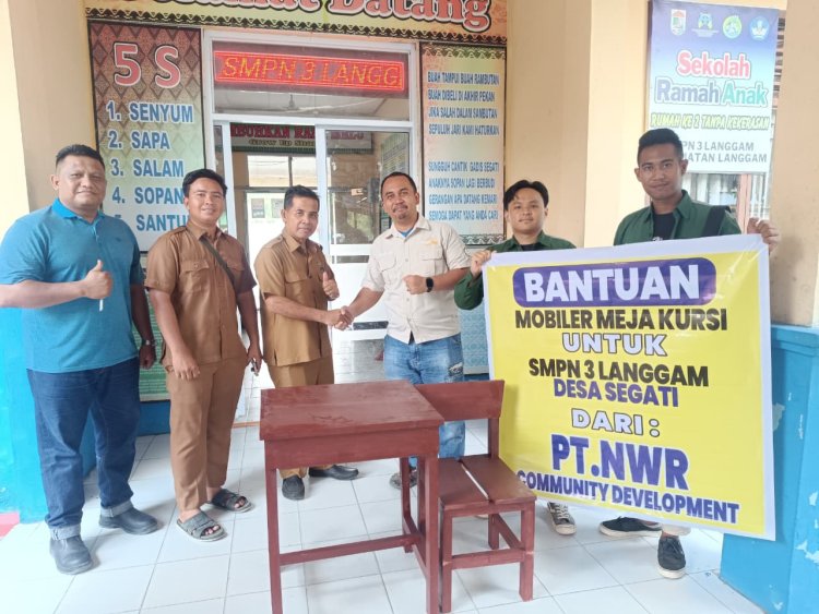 PT NWR Salurkan Bantuan 35 Set Meja Dan Kursi Ke SMP 3 Langgam