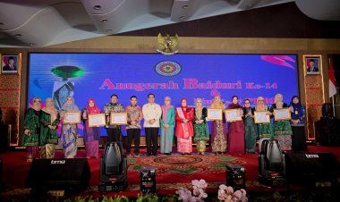 Kasmarni Dinobatkan Penerima Anugerah Baiduri XIV