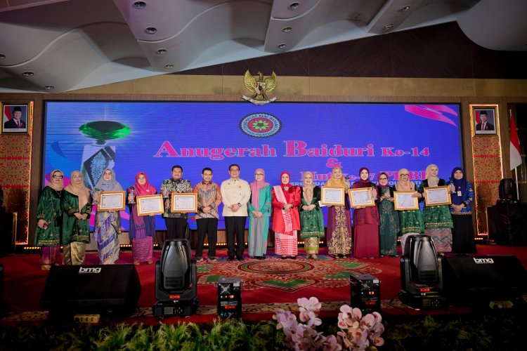 Kasmarni Dinobatkan Penerima Anugerah Baiduri XIV