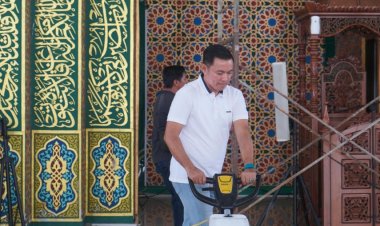 Wujudkan Jiwa Kegotong Royong, Wabup Husni Tamrin Bersama ASN Bersihkan Masjid Ulul Azmi