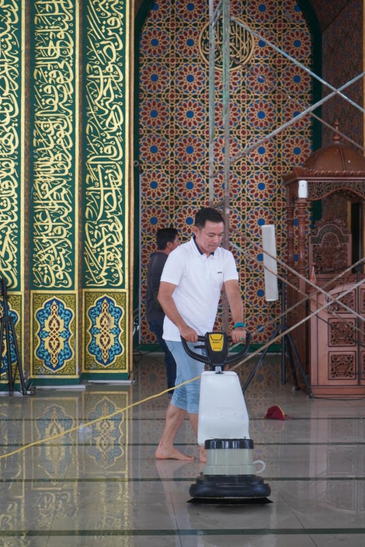 Wujudkan Jiwa Kegotong Royong, Wabup Husni Tamrin Bersama ASN Bersihkan Masjid Ulul Azmi