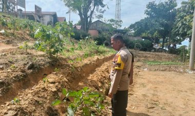 Bhabinkamtibmas Polsek Pangkalan Kerinci Meninjau Warga Memanfaatkan Lahan Kosong Untuk Ketahanan Pangan
